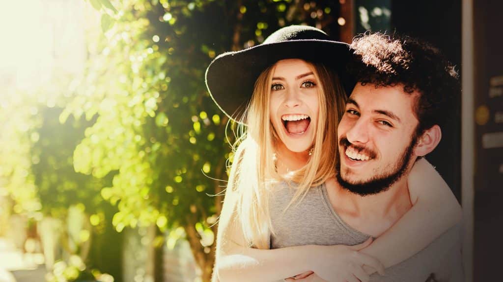Pareja joven abrazada en el bosque