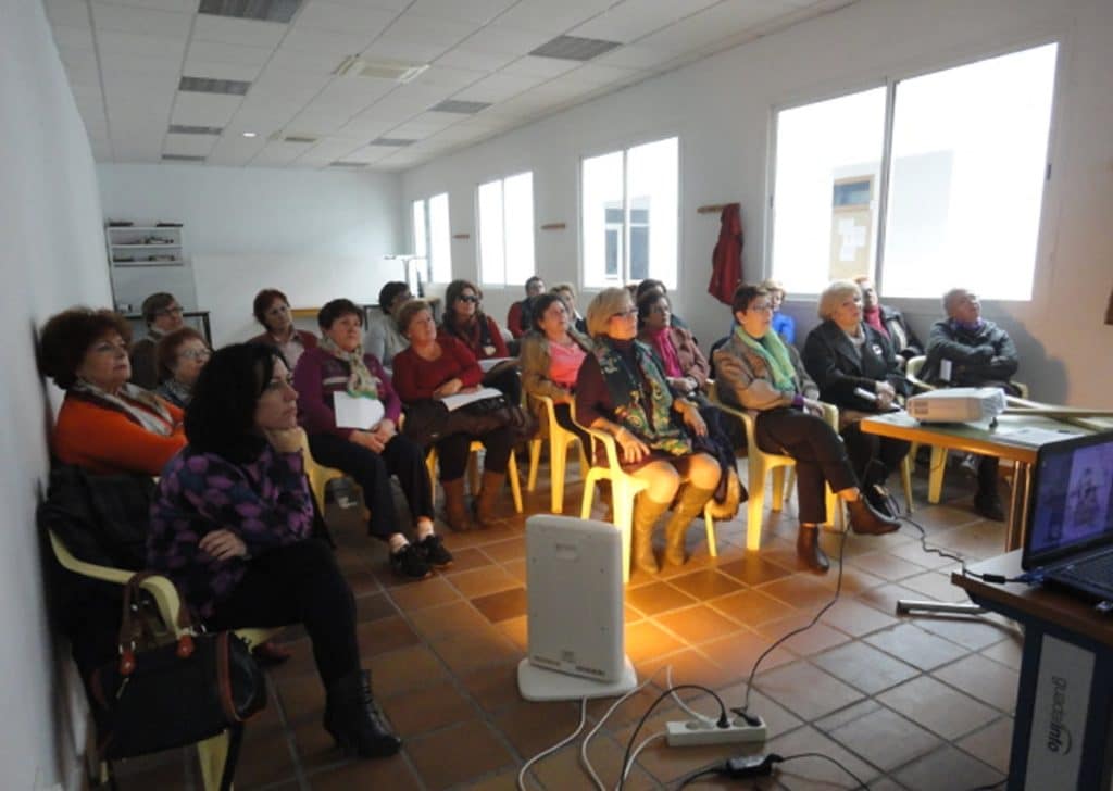 Mujeres sentadas asisten a una conferencia