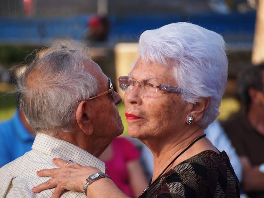 Pareja de ancianos bailando